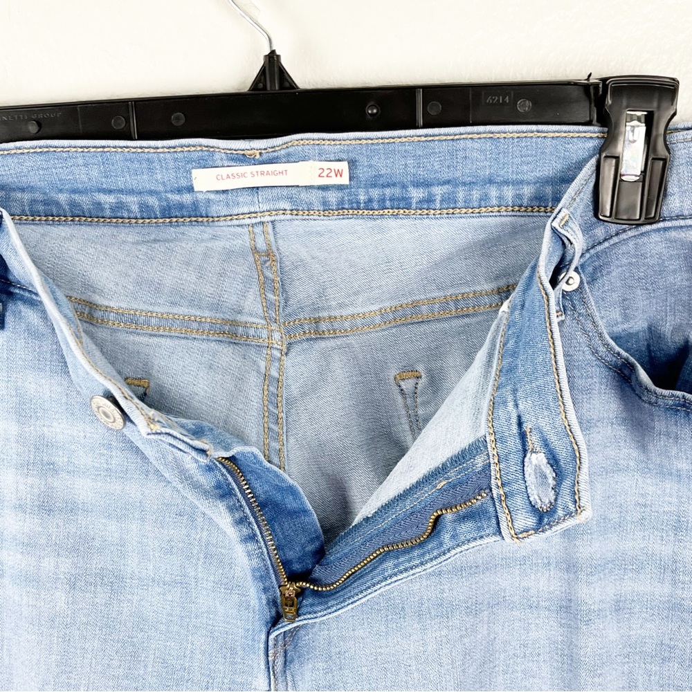 LEVI’S Light Wash Classic Straight High Rise Jeans, Size 22W - Picture 5 of 11